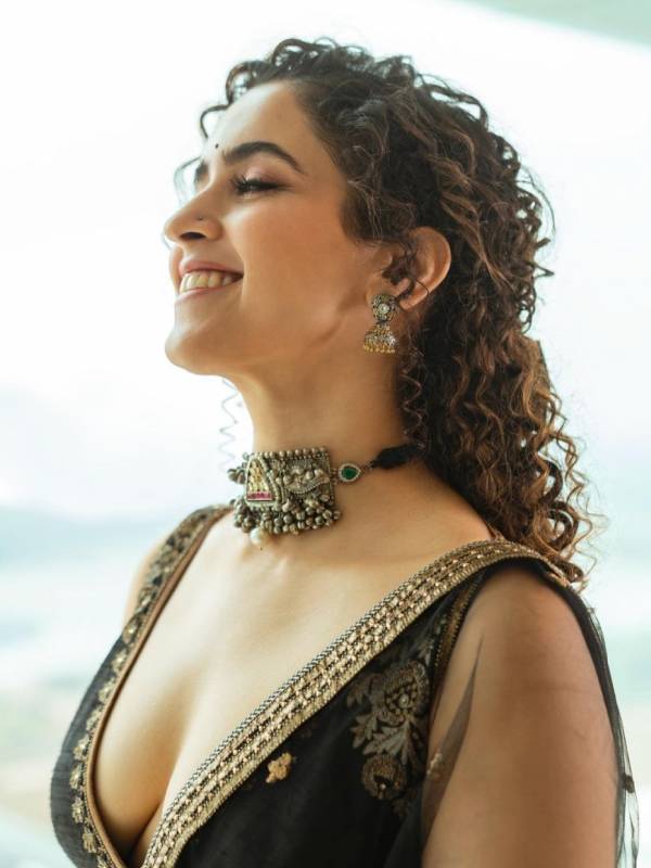 மீனாட்சியாக சன்யா மீனாட்சியாக சன்யா