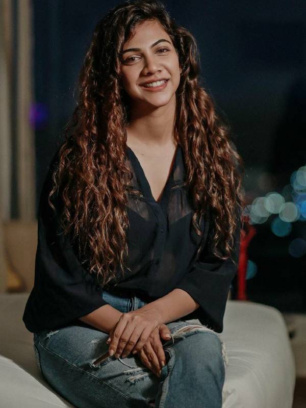  மூன்று கதாநாயகிகளில் ஒருவராக