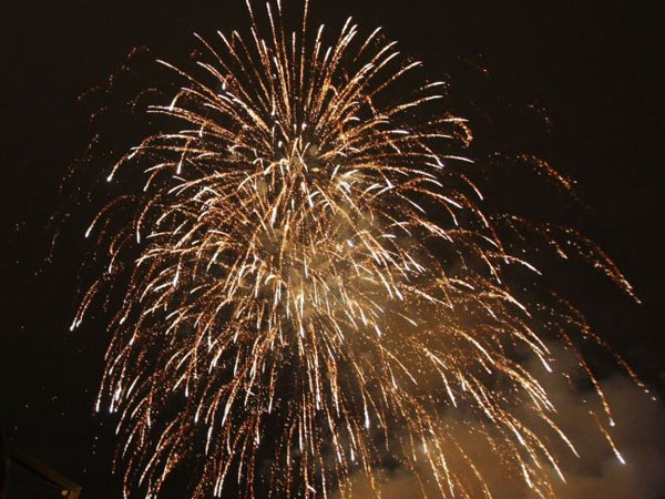 புத்தாண்டு கொண்டாட்டத்திற்கு மக்கள் தயார்