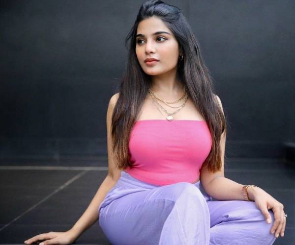 கதாநாயகியாக அறிமுகம்