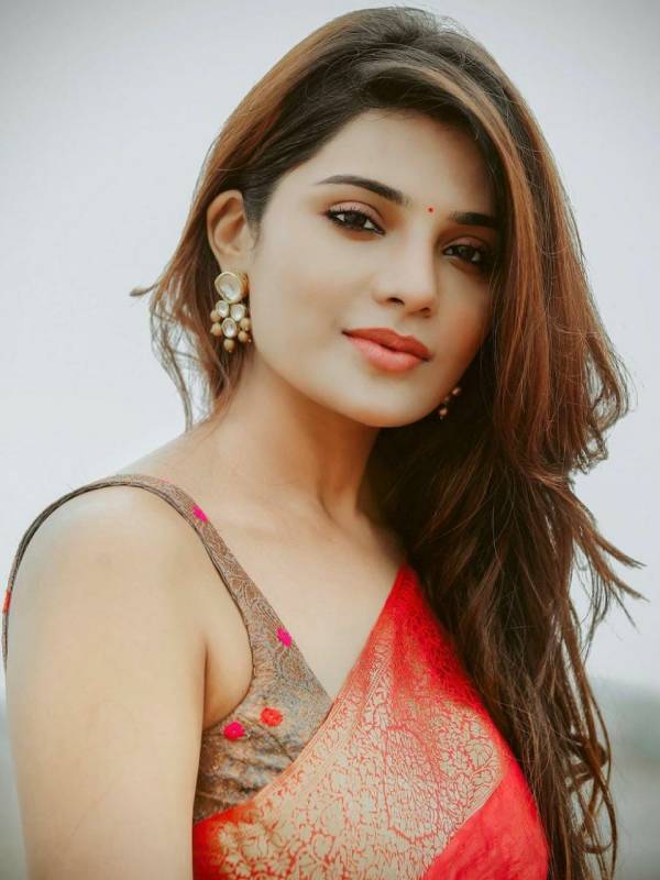 பட்டாம்பூச்சிக்கு கை கால் முளைத்த தேவதை நீங்க