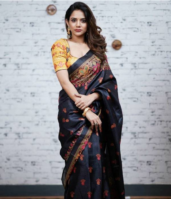 சேலையில் சொக்கவைக்கும்