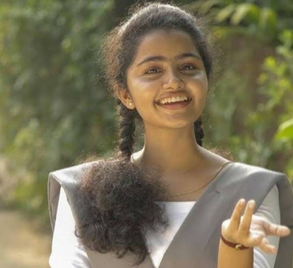 மூன்று கதாநாயகிகளில் ஒருவராக 