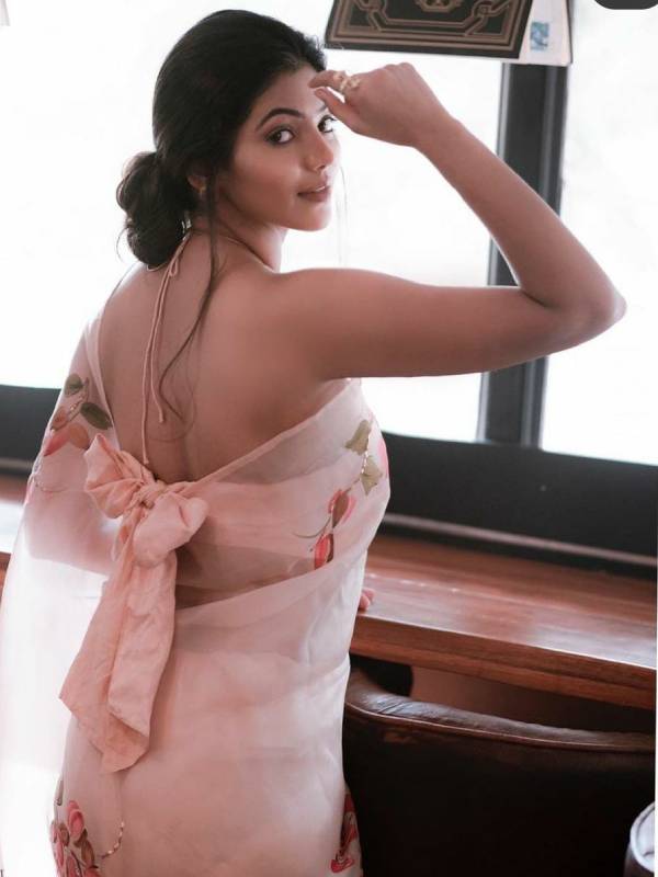 திடீரென கவர்ச்சிக்கு மாறி ஷாக் கொடுத்தார்