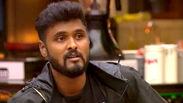 வீட்டுக்குள்ளேயே முடங்கி...