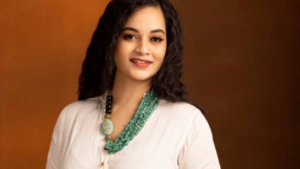 போலீஸ் யூனிஃபார்மில் போலீஸ் யூனிஃபார்மில்