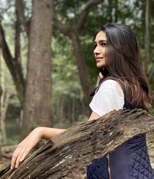 சமூக வலைதளங்களில் பிஸி