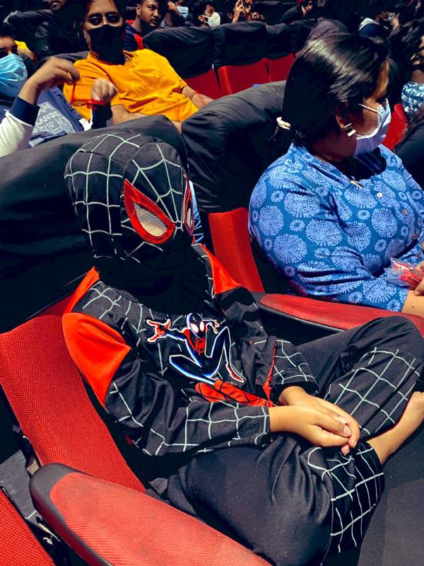 ஸ்பைடர் மேன் உடையில்