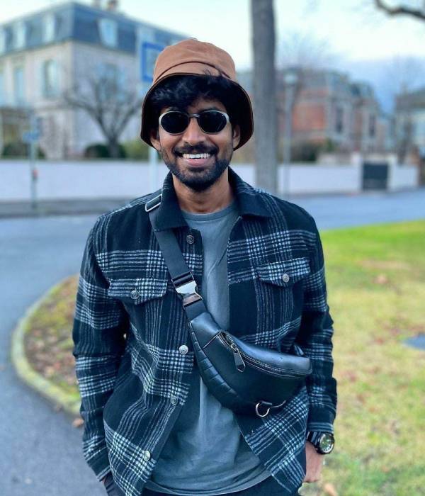 தலையில் தொப்பியுடன் ஸ்டைலிஷாக 