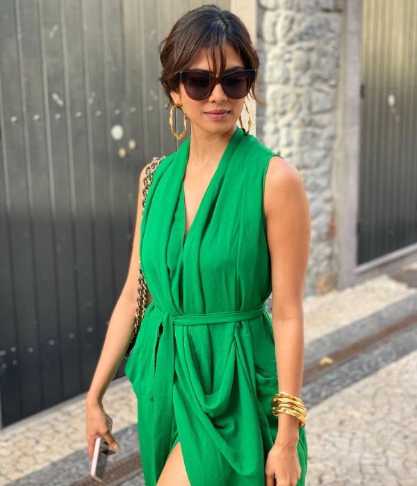 படுகவர்ச்சியான உடையில் ஸ்டைலிஷ் வாக்