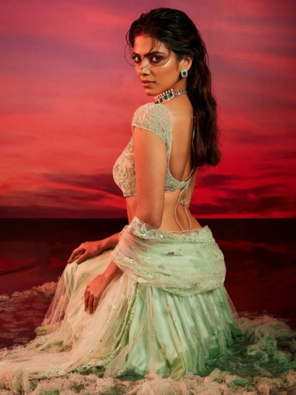 இந்த காலத்து சிலுக்கு போல