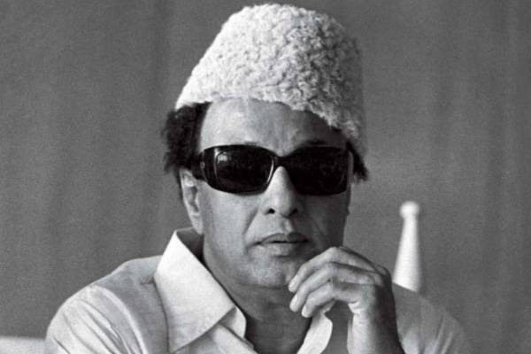 உதவும் குணம் அழகனை பேரழகனாக்கியது உதவும் குணம் அழகனை பேரழகனாக்கியது