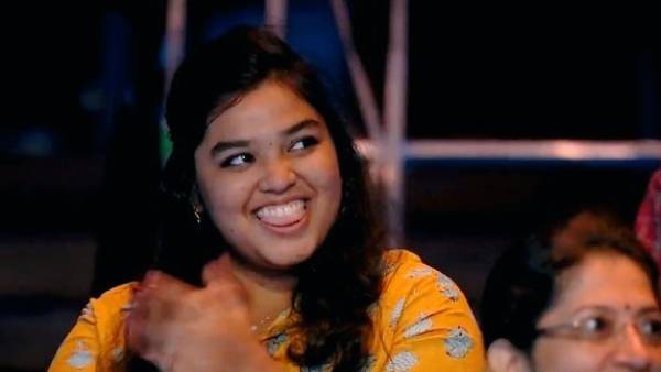 நாக்கை கடித்த ரசிகை