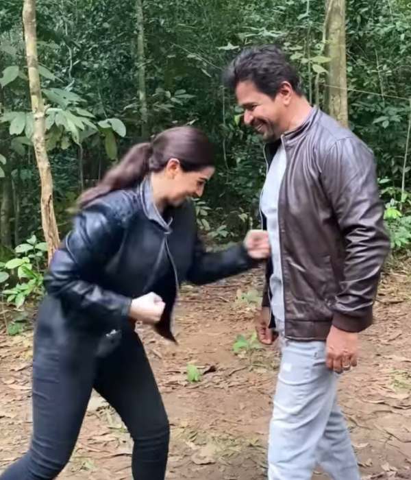  அர்ஜூனின் வயிற்றில் பாக்சிங் செய்து விளையாடும்