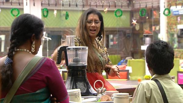 எங்க அம்மா கூட ஏன் சண்டை போடுறீங்க