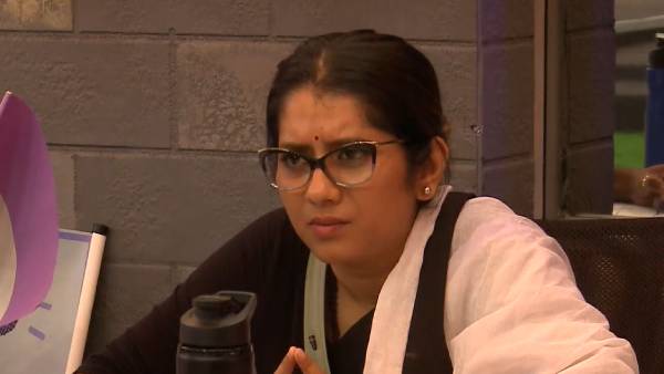 முதுகுல குத்திட்ட 