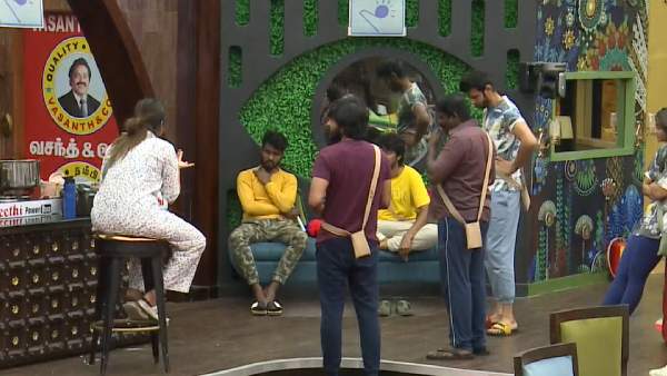 குறுக்கே பாய்ந்து கத்தும் பிரியங்கா 