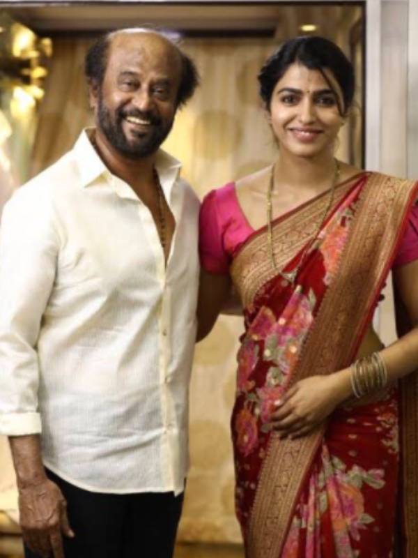 புடவை கட்டி.. பூ வைத்து.. 