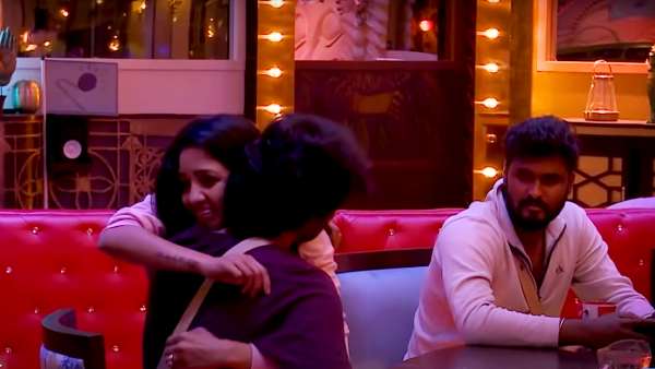 ராஜுவை கட்டிப்பிடித்து