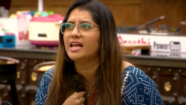 முத்தம் கொடுக்கும் பிரியங்கா