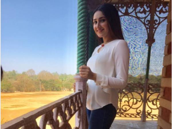 பிரபலத்தை பார்த்து...