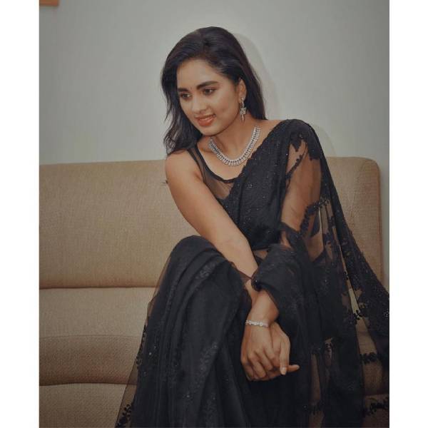 கருப்பு சேலையில் நச்சுன்னு