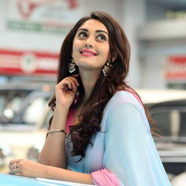  பக்கத்து வீட்டு பெண் போல