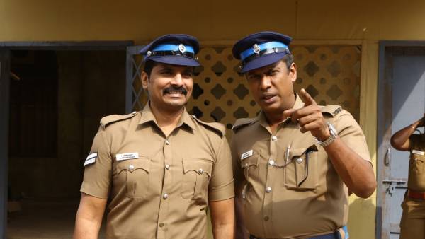 அதிகாரிகளுக்கு அடிபணிவது 