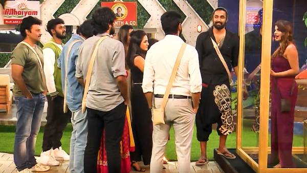 கட்டிபிடிக்க முடியலையே