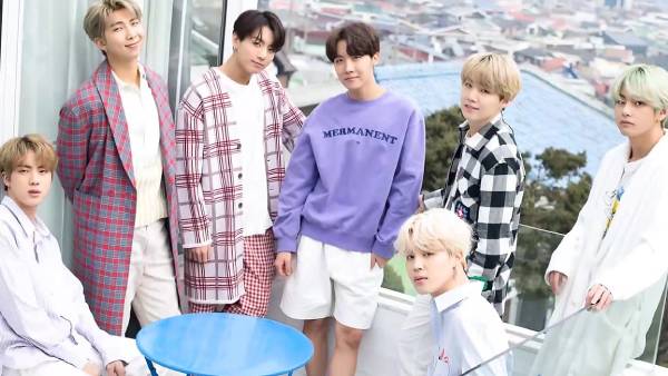 கொண்டாடும் ரசிகைகள்