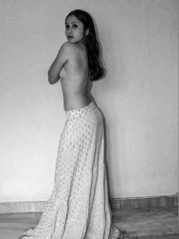 அரை நிர்வாணமாக