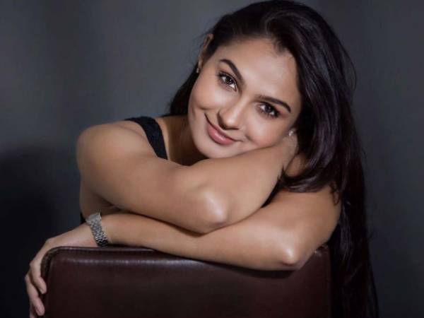 செல்வராகவன் மனைவி 