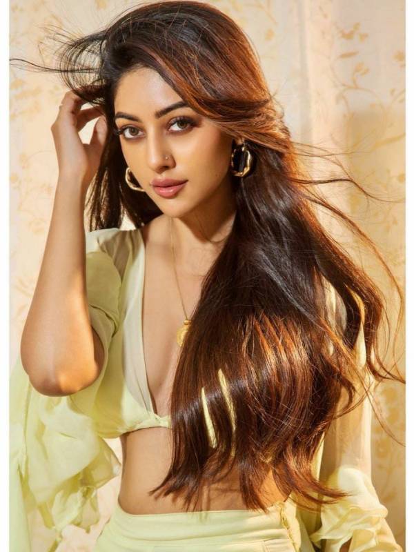 காதல் சர்ச்சைகளில் சிக்கி வருகிறார்