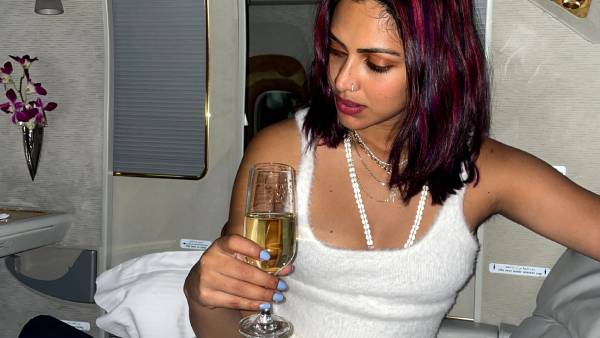  சரக்கு பாட்டிலுடன் நடிகைகள் 