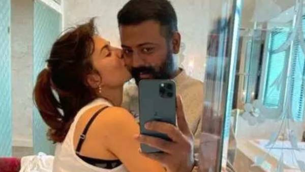 சுகேஷுடன் நெருக்கம் சுகேஷுடன் நெருக்கம்