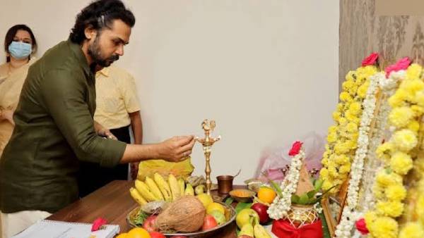 இரட்டை வேடத்தில்