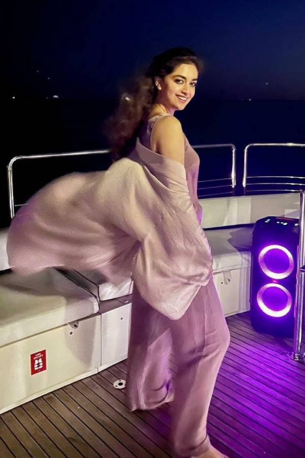 சாவித்திரியின் வாழ்க்கை வரலாற்றை