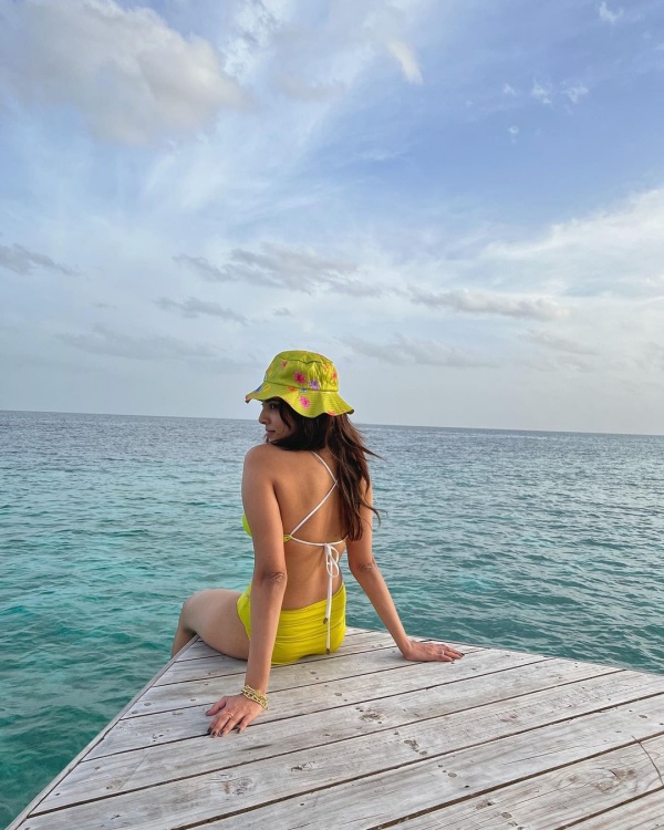 விழுந்து விழுந்து ரசிக்கும் ரசிகர்கள் 