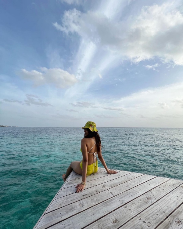 மறுபக்கத்தை காட்டுங்க மாளவிகா 