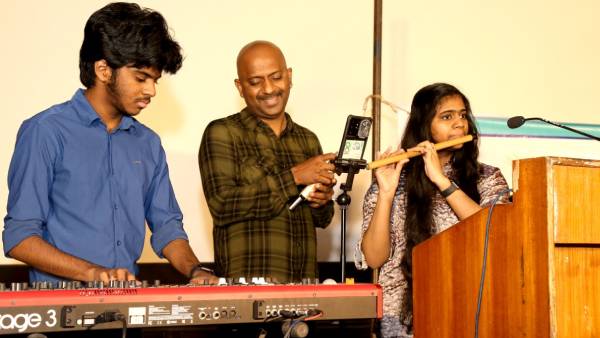  இரண்டு தந்தைகளின் நெகிழ்வை பார்த்தேன்