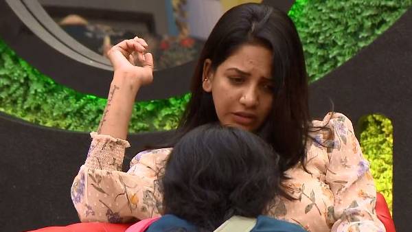 தாமரையை தூண்டும் பாவனி