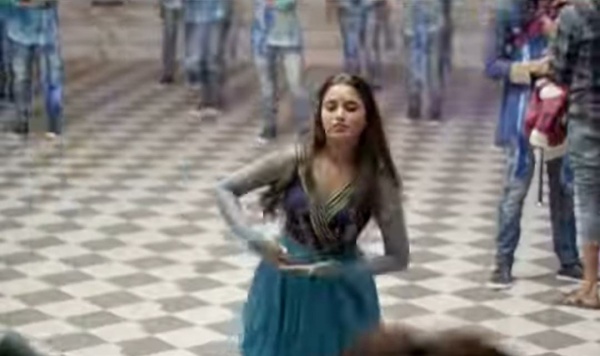 பொம்மை போல க்யூட் நடனம்