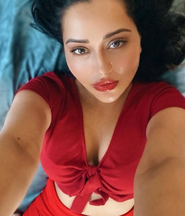 படுக்கையில் ஹாட் செல்ஃபி