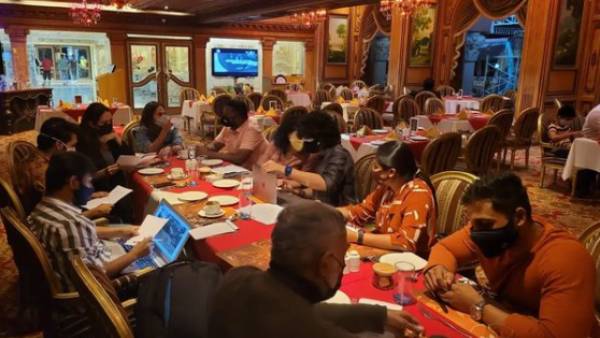 ஒரே ஓட்டலில்