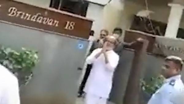 வீடு முன் கூடிய ரசிகர்கள்