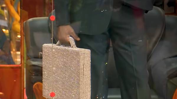 வீட்டிற்குள் வந்த பணப்பெட்டி