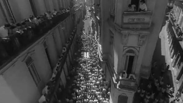 ஆயிரக்கணக்கான மக்களை ஏரியல் ஷாட்டில் படம் பிடித்த கேமரா