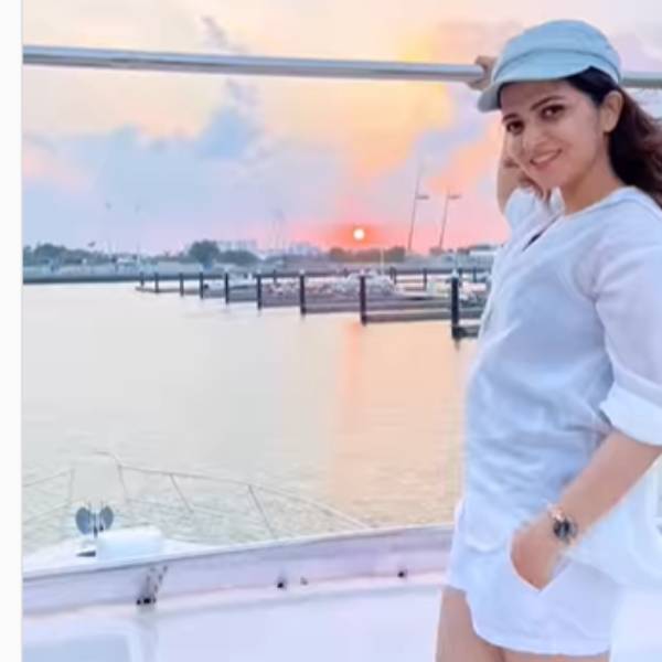 படகில் ஓவர் கிளாமர்