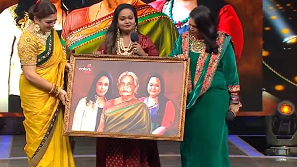 தாயாரின் புகைப்படம் கொண்ட ஓவியம்