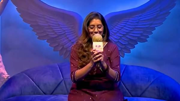 கோல்டன் மைக் உடன் பிரியங்கா